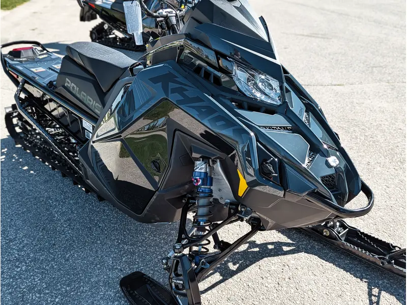 2026 Polaris 850 RMK Khaos 146 // Gloss Black/Blue Dusk