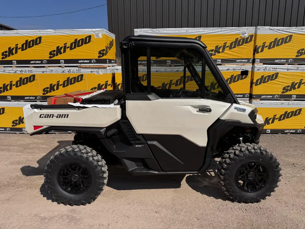 Can-Am DEFENDER LIMITED CAB HD11 2026
