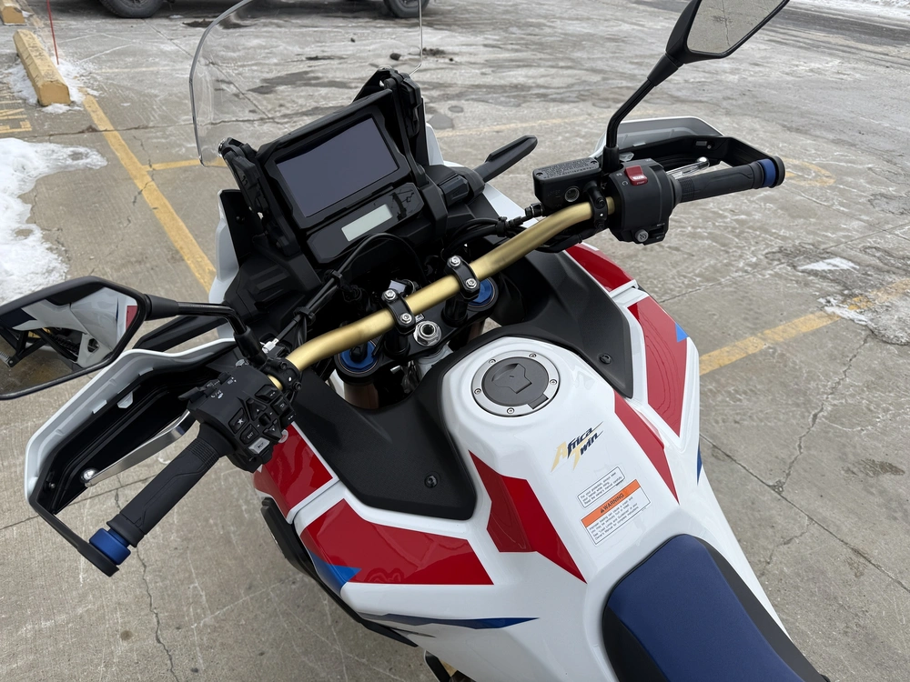 2025 Honda Africa Twin Adventure Sports Es alt