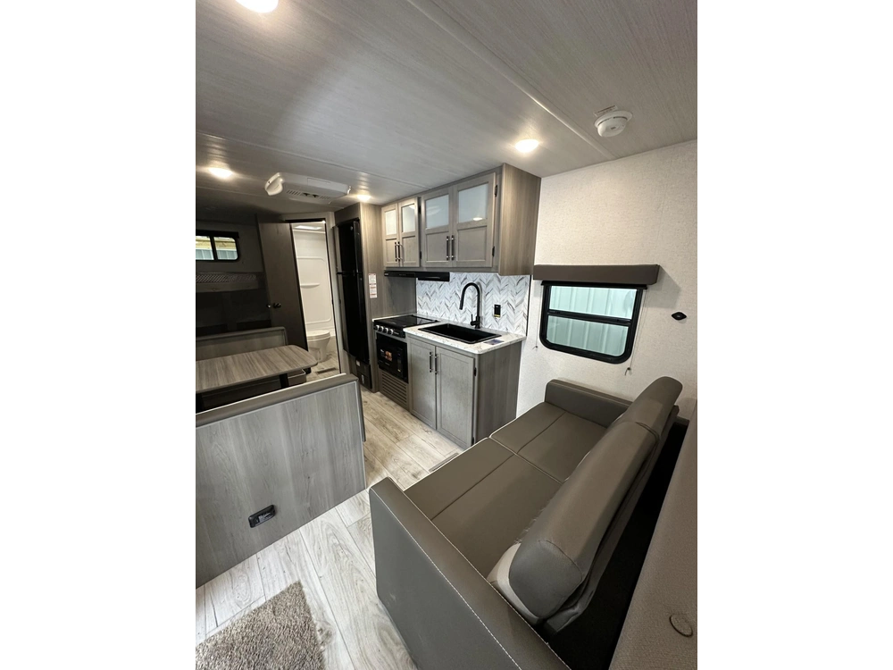 2025 Hideout 240bh alt