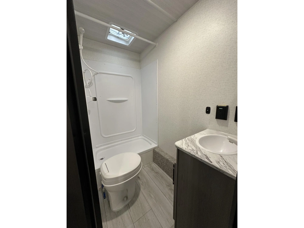 2025 Hideout 240bh alt