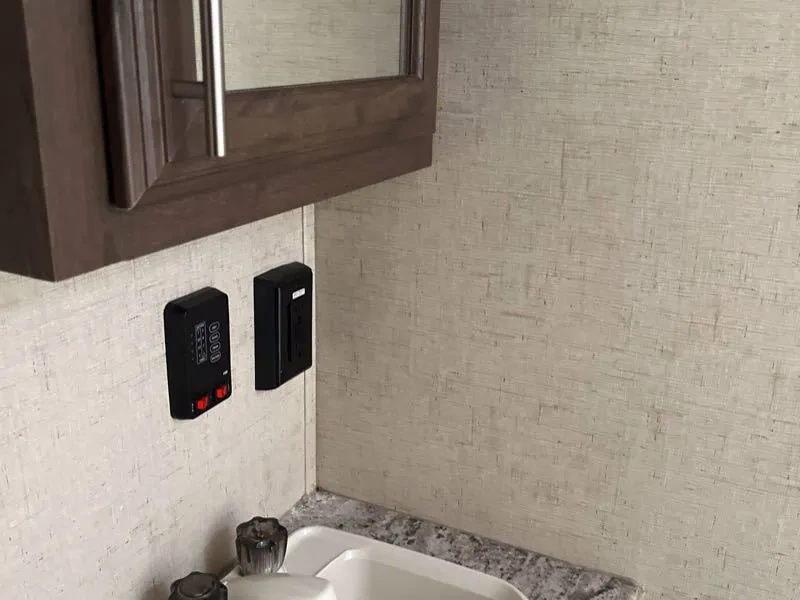 2018 Kz Escape 231bh alt