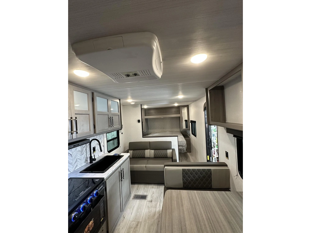 2025 Hideout 240bh alt