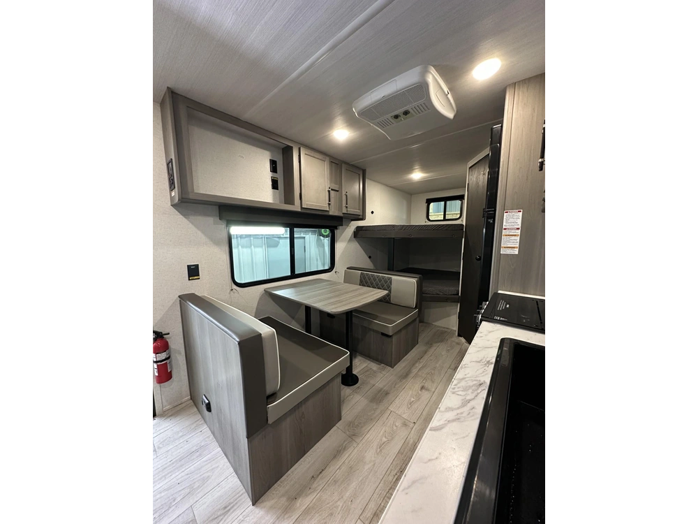 2025 Hideout 240bh alt