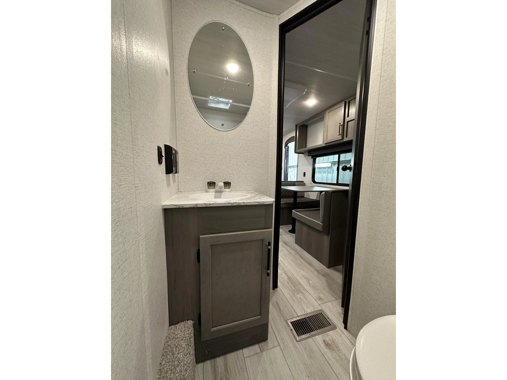 2025 Hideout 240bh alt