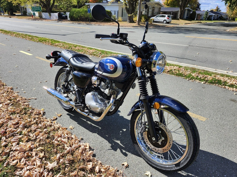 2025 Kawasaki W230 2025 Prix Suggéré 6595$ | 🛣️ Cruising Balades Vintage 🛣️ | 🚀 Comparable Honda Cb350 & Royal Enfield Classic 🚀| 🌟 Style Vintage Pur – Héritage W 🌟 alt