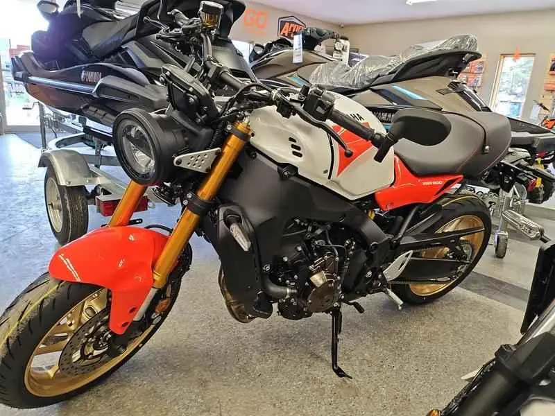2024 Yamaha XSR 900 thumbnail 3