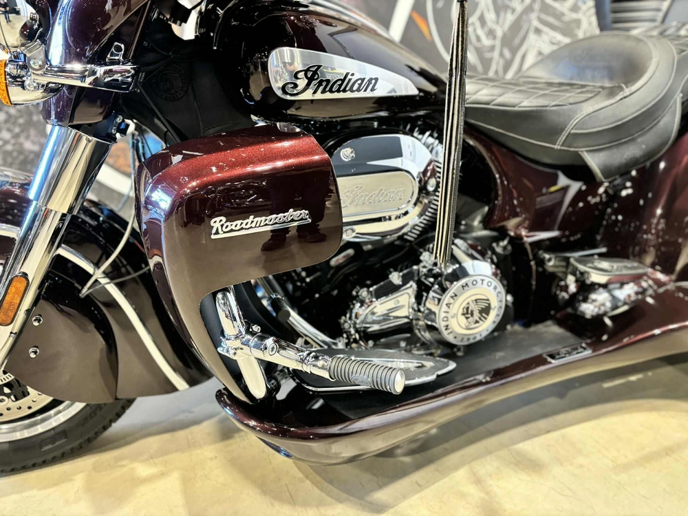 Indian Trike Roadmaster Maroon Metallic / Crimson Metallic 2022 alt