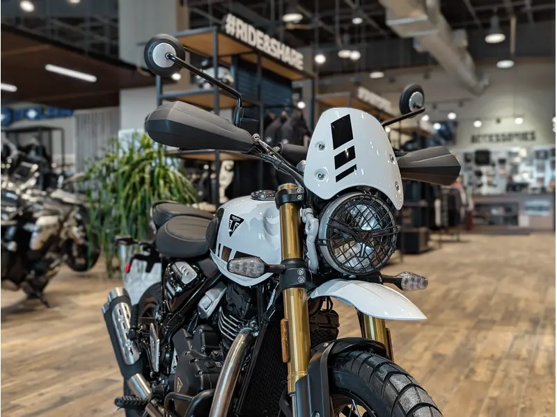 2026 Triumph Scrambler 400 XC // Vanilla White