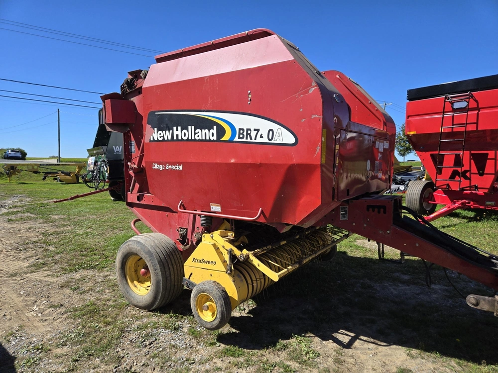 New Holland Br740a None alt