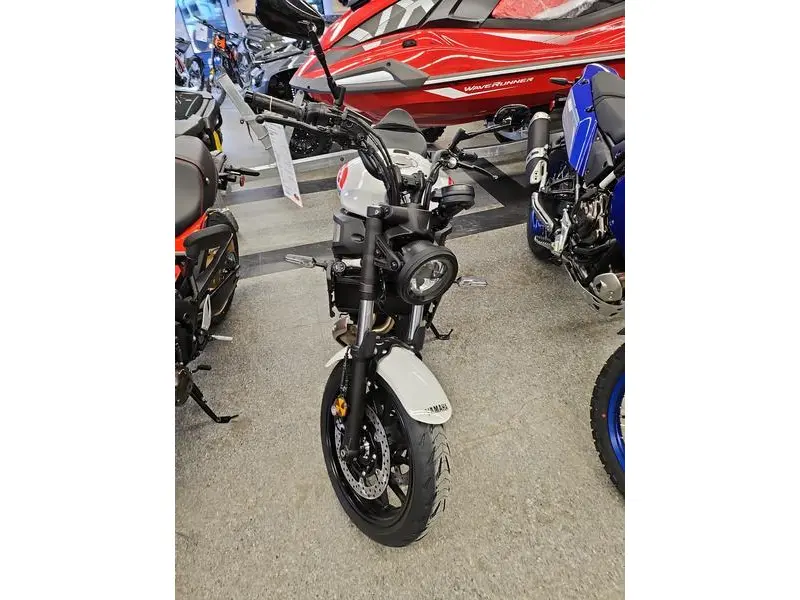 2024 Yamaha XSR700 thumbnail 2