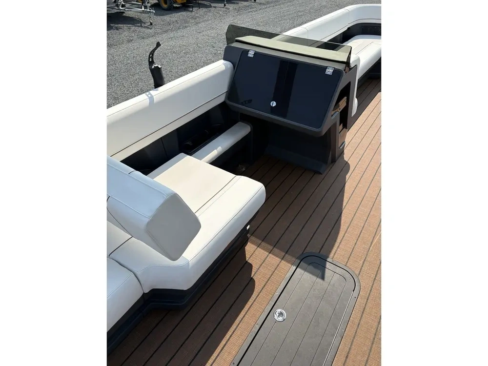 2025 Manitou Explore Switchback 26 Trifold Shp575 alt