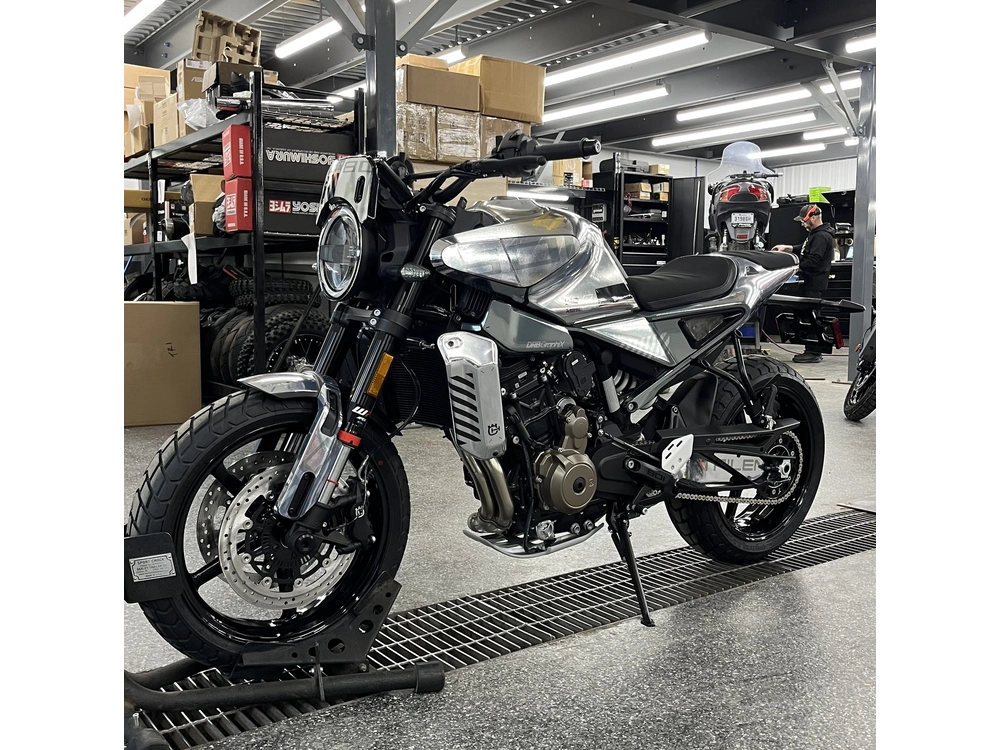 2025 Husqvarna Svartpilen 801 alt