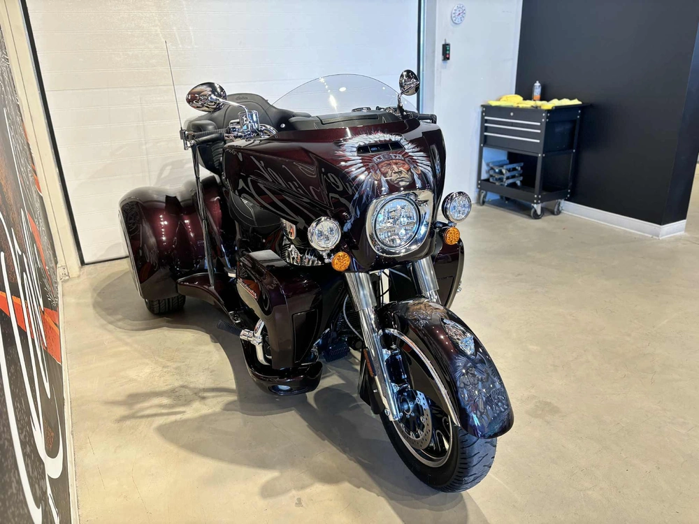 Indian Trike Roadmaster Maroon Metallic / Crimson Metallic 2022 alt