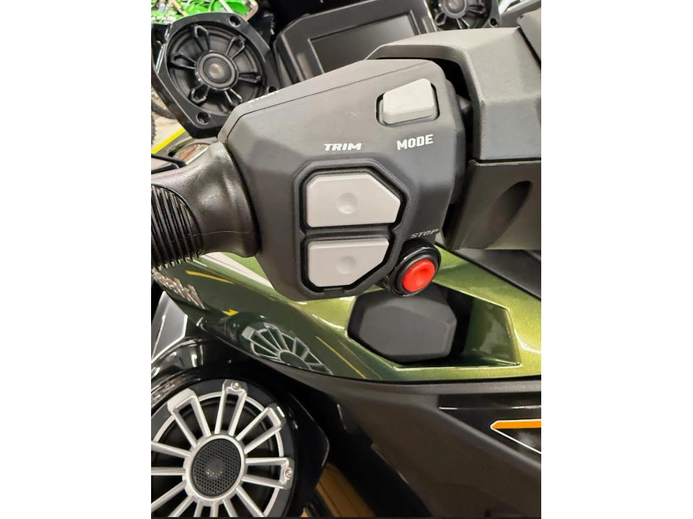 2025 Kawasaki Ultra 310 Lx alt