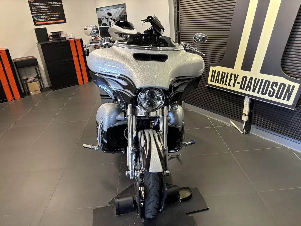 2015 Harley-Davidson CVO Street Glide FLHXSEFLHXSE