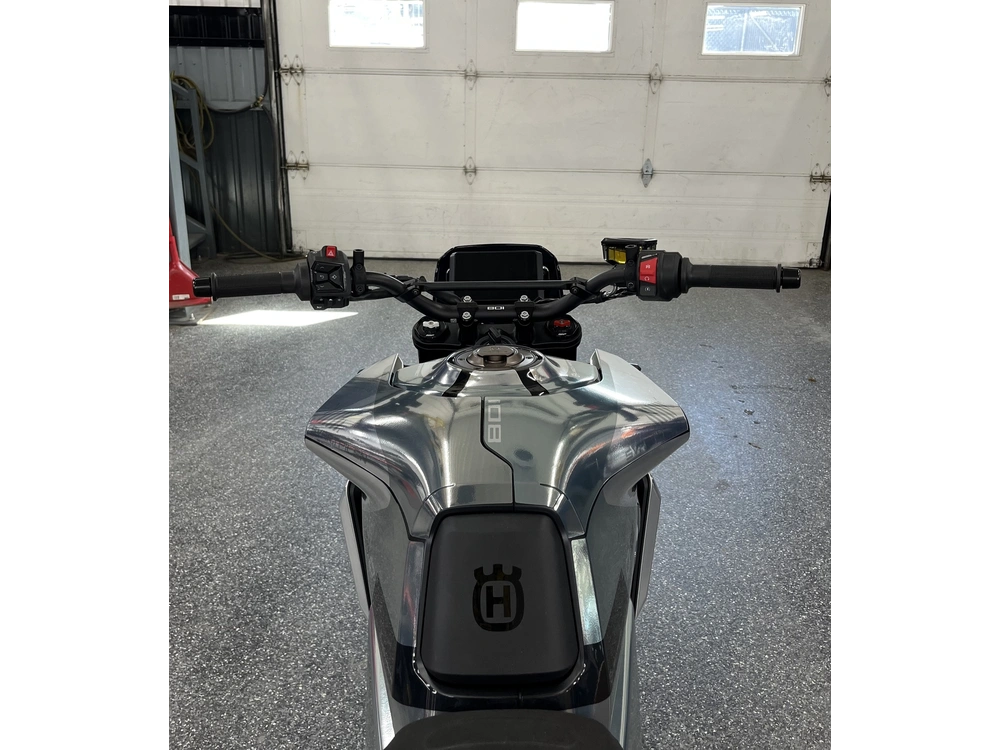 2025 Husqvarna Svartpilen 801 alt