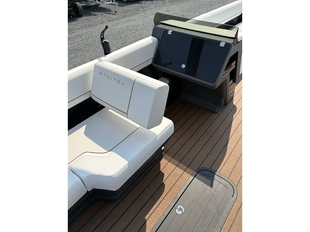 2025 Manitou Explore Switchback 26 Trifold Shp575 alt