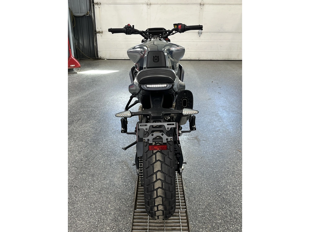 2025 Husqvarna Svartpilen 801 alt