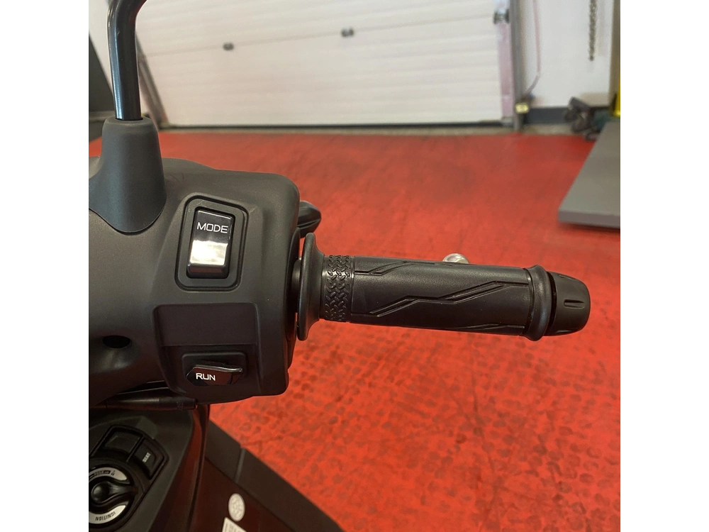 2025 Yamaha Neo's Electric Scooter alt