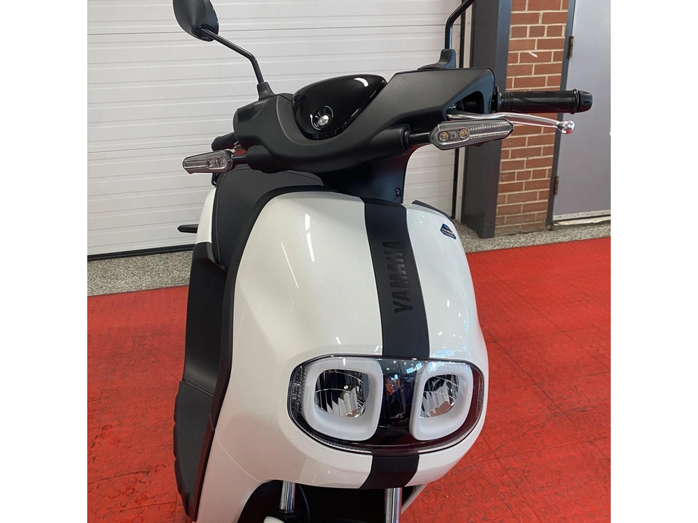 2025 Yamaha Neo's Electric Scooter alt