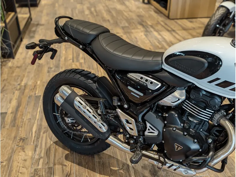 2026 Triumph Scrambler 400 XC // Vanilla White