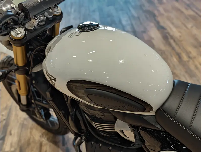 2026 Triumph Scrambler 400 XC // Vanilla White