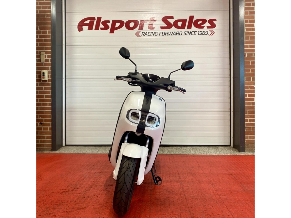 2025 Yamaha Neo's Electric Scooter alt