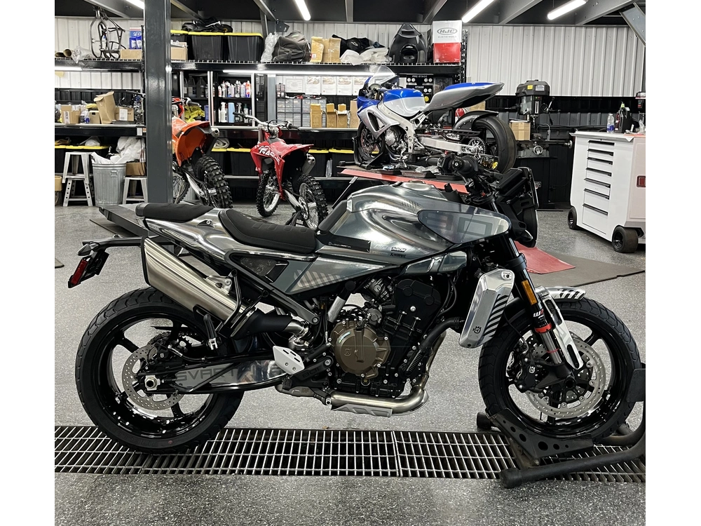 Husqvarna Svartpilen 801 2025 alt