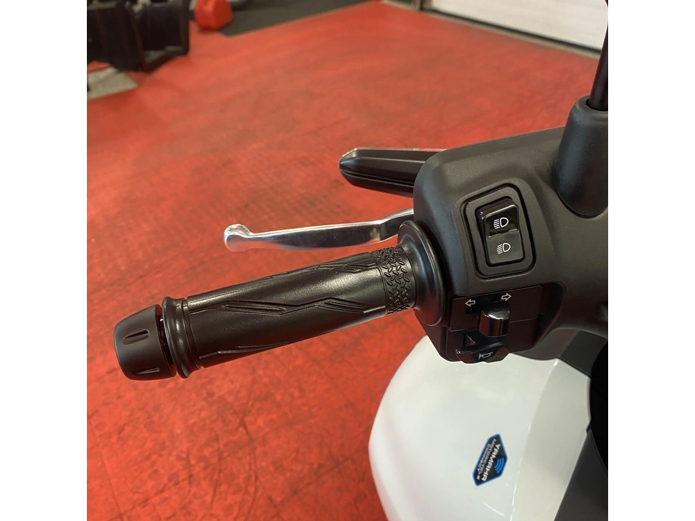 2025 Yamaha Neo's Electric Scooter alt