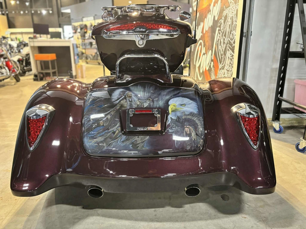 Indian Trike Roadmaster Maroon Metallic / Crimson Metallic 2022 alt