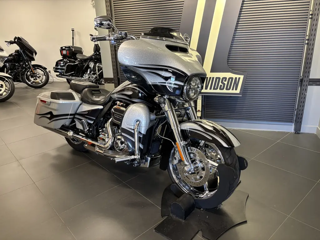 2015 Harley-Davidson CVO Street Glide FLHXSEFLHXSE