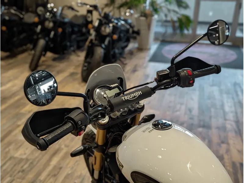 2026 Triumph Scrambler 400 XC // Vanilla White