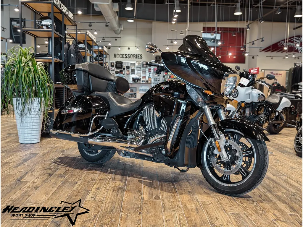 2016 Victory Motorcycles Cross Country Tour // Gloss Black