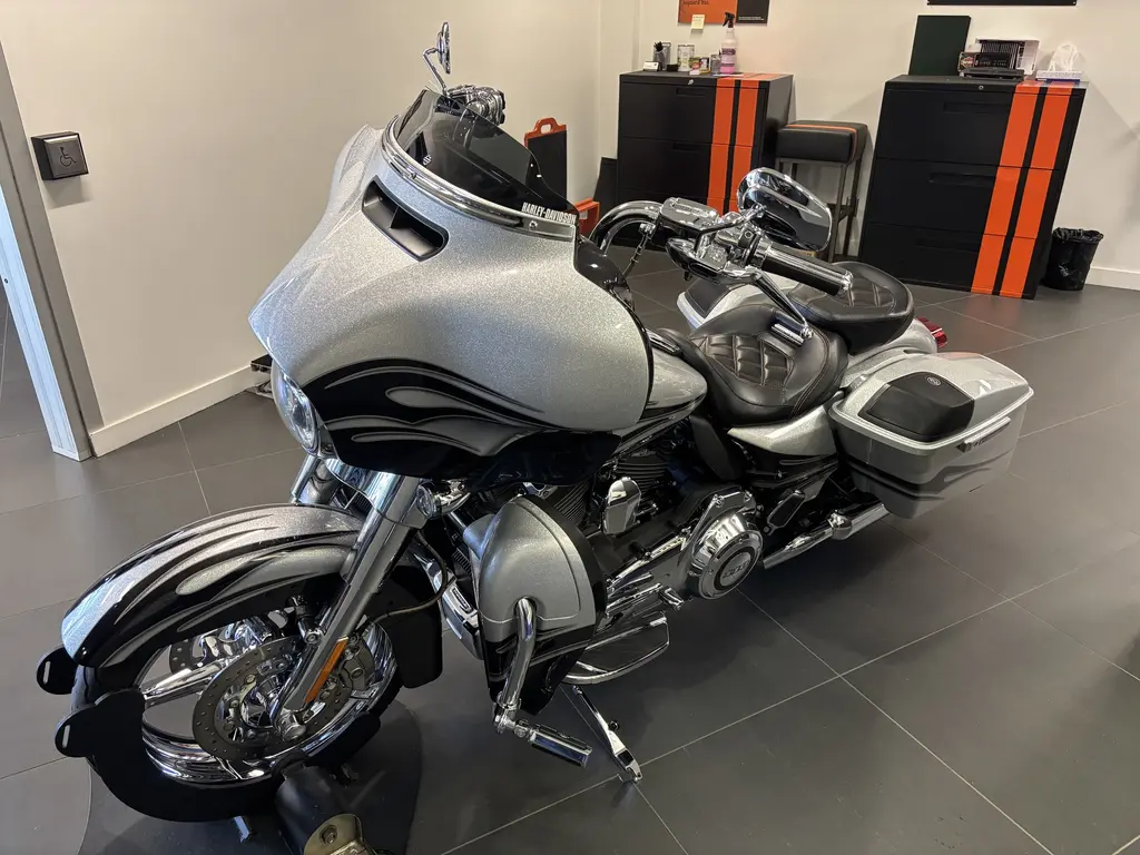 2015 Harley-Davidson CVO Street Glide FLHXSEFLHXSE
