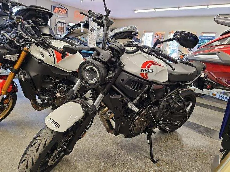 2024 Yamaha XSR700 thumbnail 3