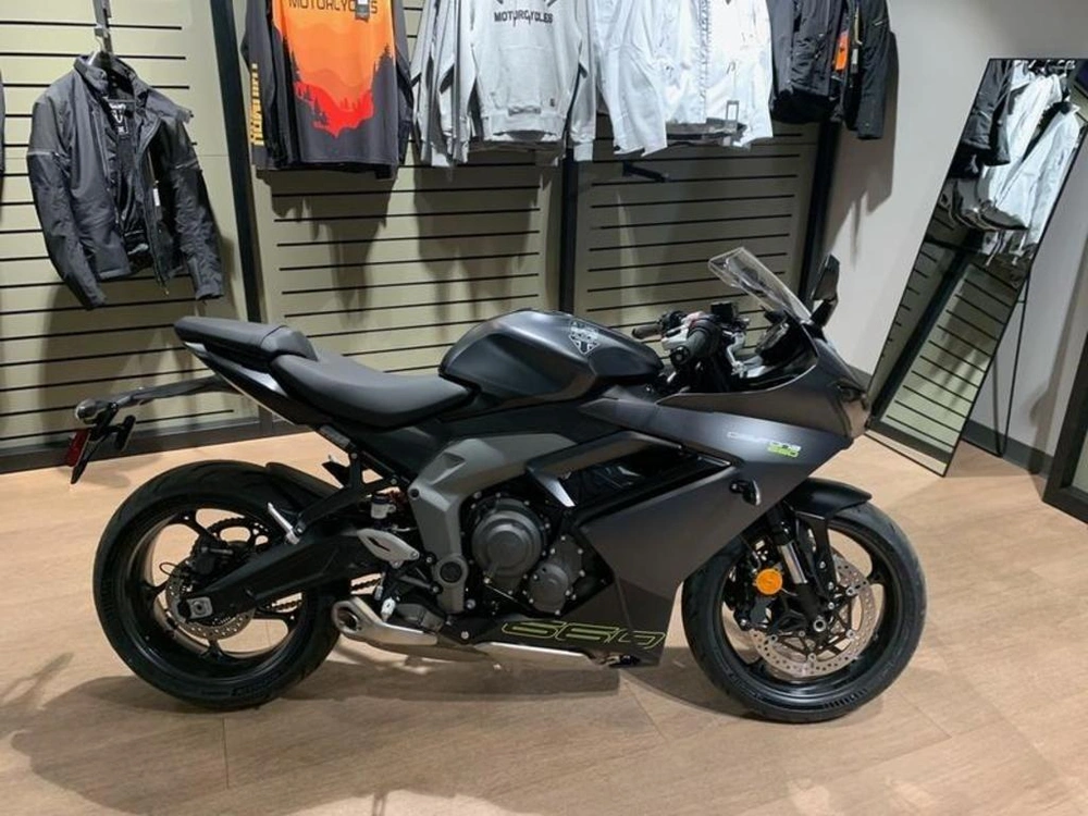 2025 Triumph Daytona 660 alt