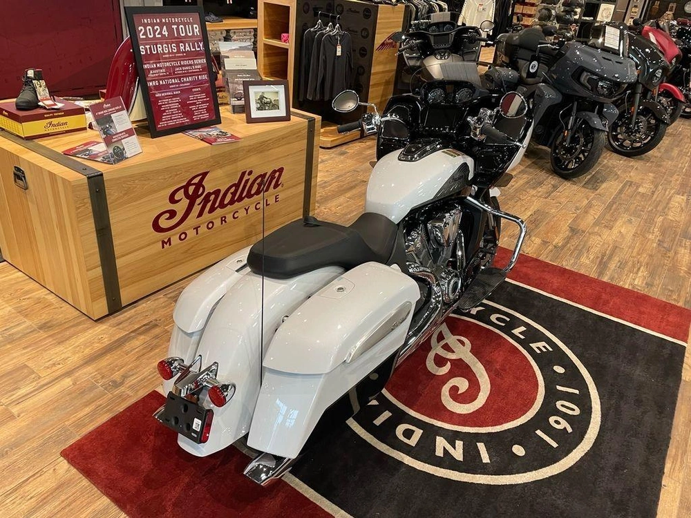 2024 Indian Motorcycle Challenger Limited alt