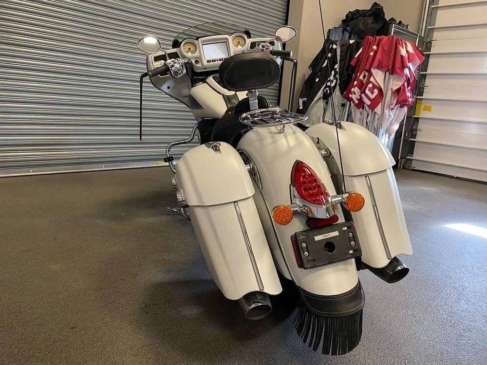 2017 Other Chieftain, Pearl White Smoke, Can Base alt