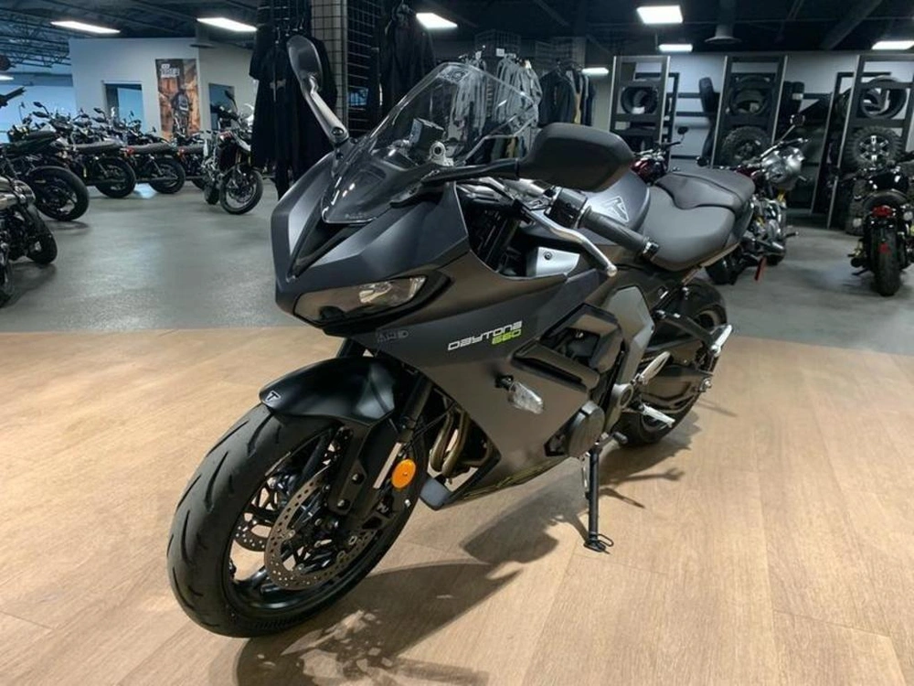 2025 Triumph Daytona 660 - Satin Granite / Satin Jet Black alt