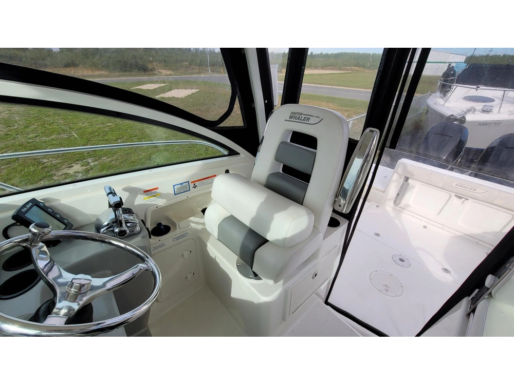 Boston Whaler Conquest 285 2012 alt