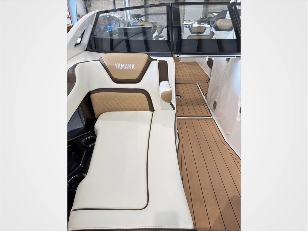2022 Yamaha 275sd Luxury Day Boat Only 52 Hours / No Luxury Tax* alt
