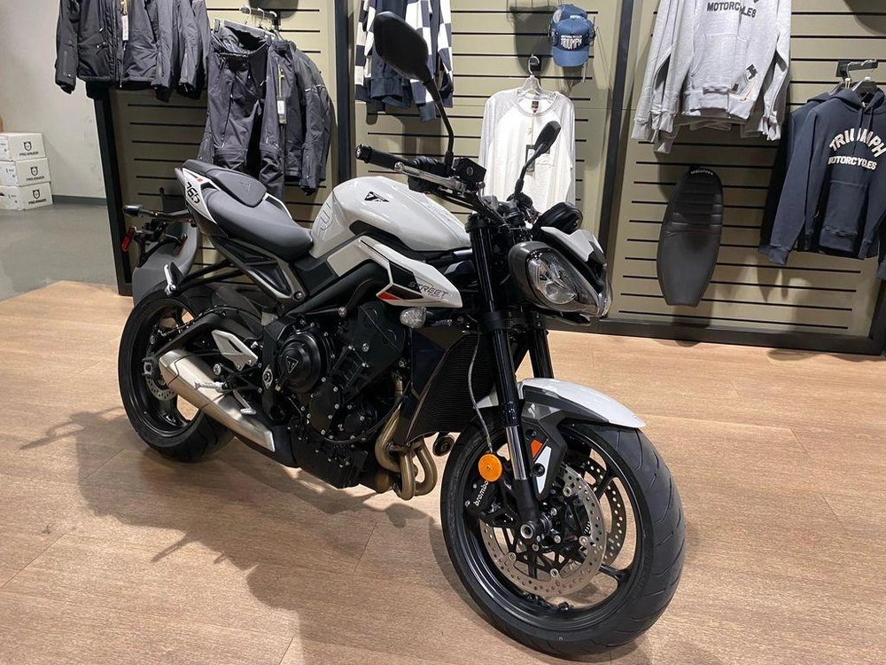 2025 Triumph Street Triple 765 R alt