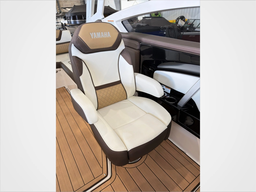 2022 Yamaha 275sd Luxury Day Boat Only 52 Hours / No Luxury Tax* alt