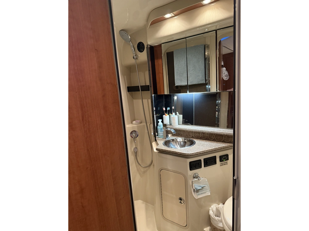 2011 Cruisers Yachts 360 Express alt
