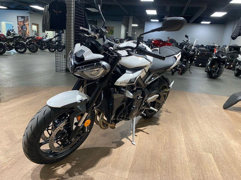 2025 Triumph Street Triple 765 R alt