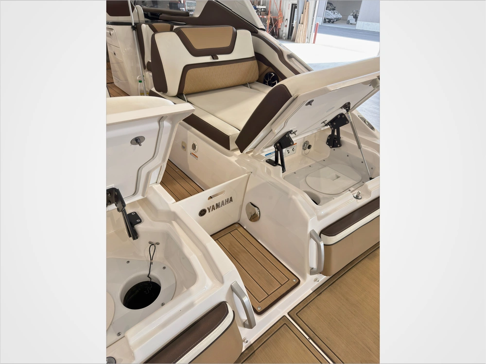 2022 Yamaha 275sd Luxury Day Boat Only 52 Hours / No Luxury Tax* alt