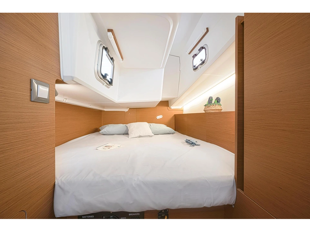 2026 Jeanneau Sun Odyssey 380 alt