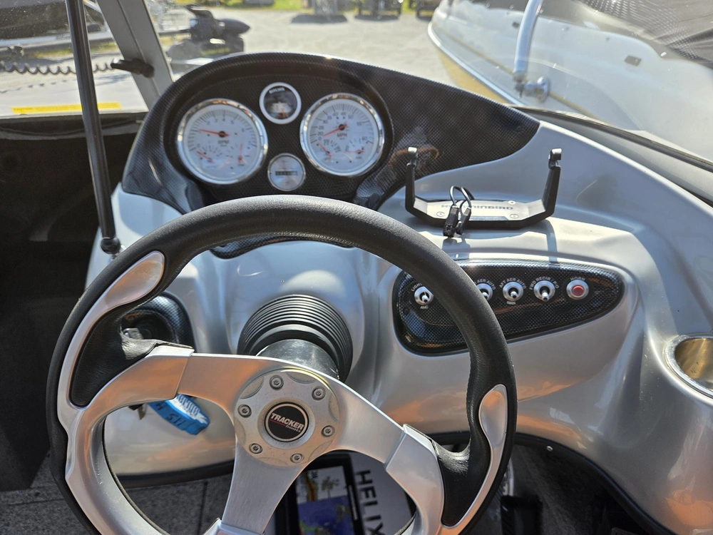 2010 Tracker Targa V18 alt