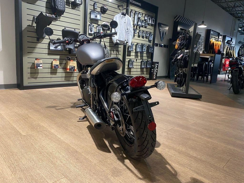 2025 Triumph Bonneville Bobber alt